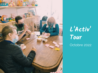 Photo avec texte sur fond orange foncé à gauche : "Embarquez pour l'Activ'Tour 2021" et photo à droite avec des personnes lors d'un atelier Activ'Action