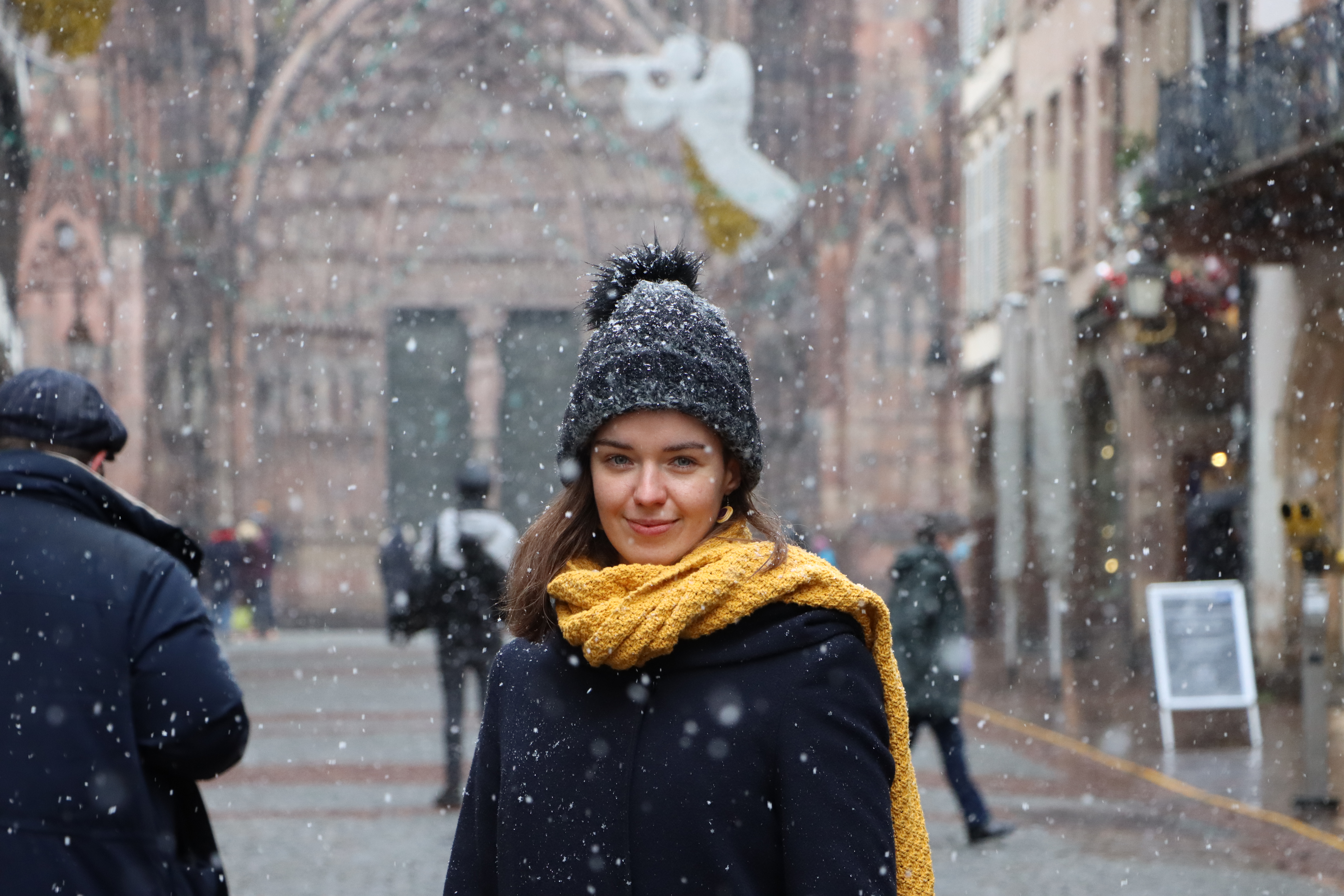 Photo de Clémence devant la cathédrale de Strasbourg