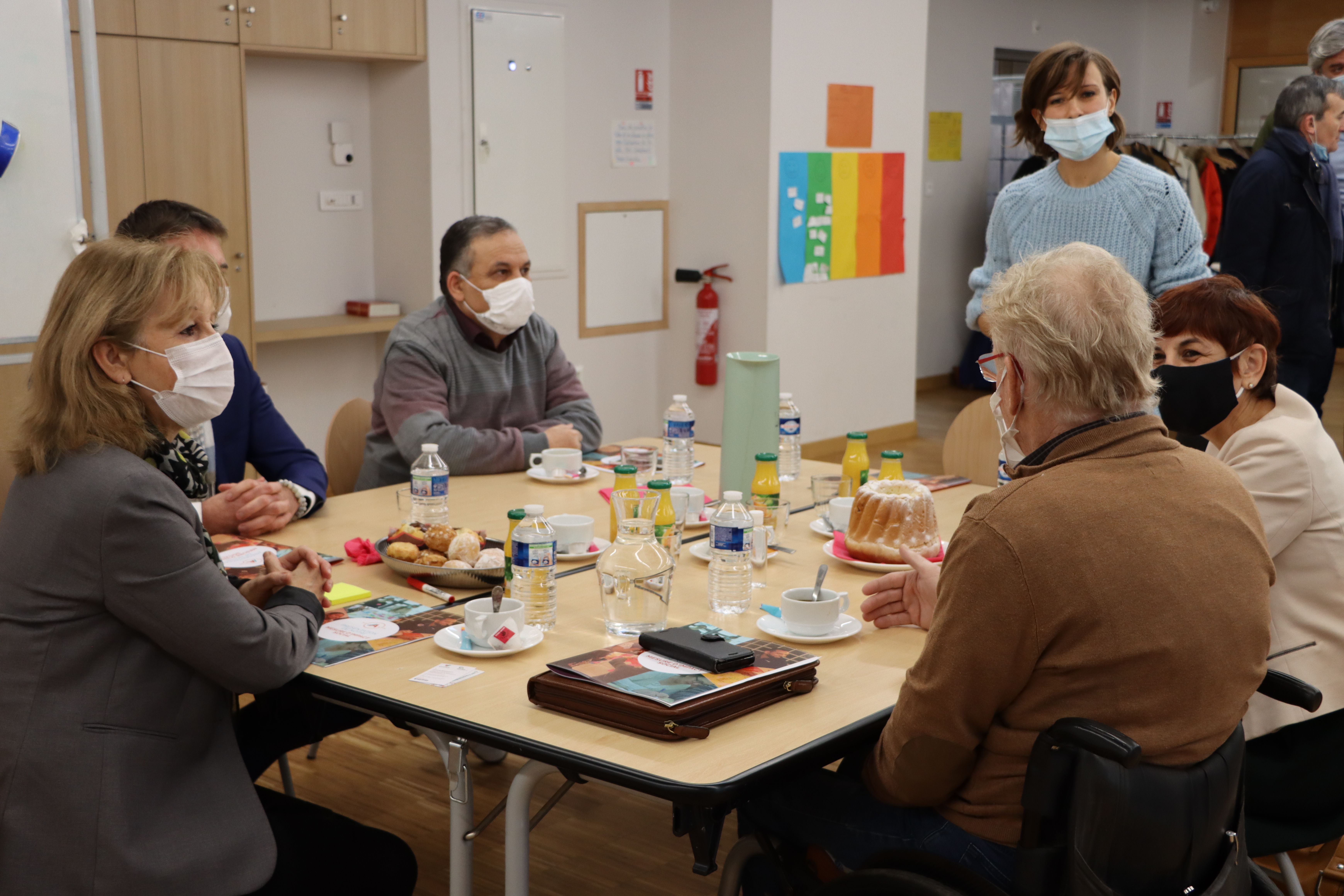 Photo de partenaires et Activ'Acteurs en train d'expérimenter un atelier lors de la visite de François Hollande au centre social et familial Victor Hugo