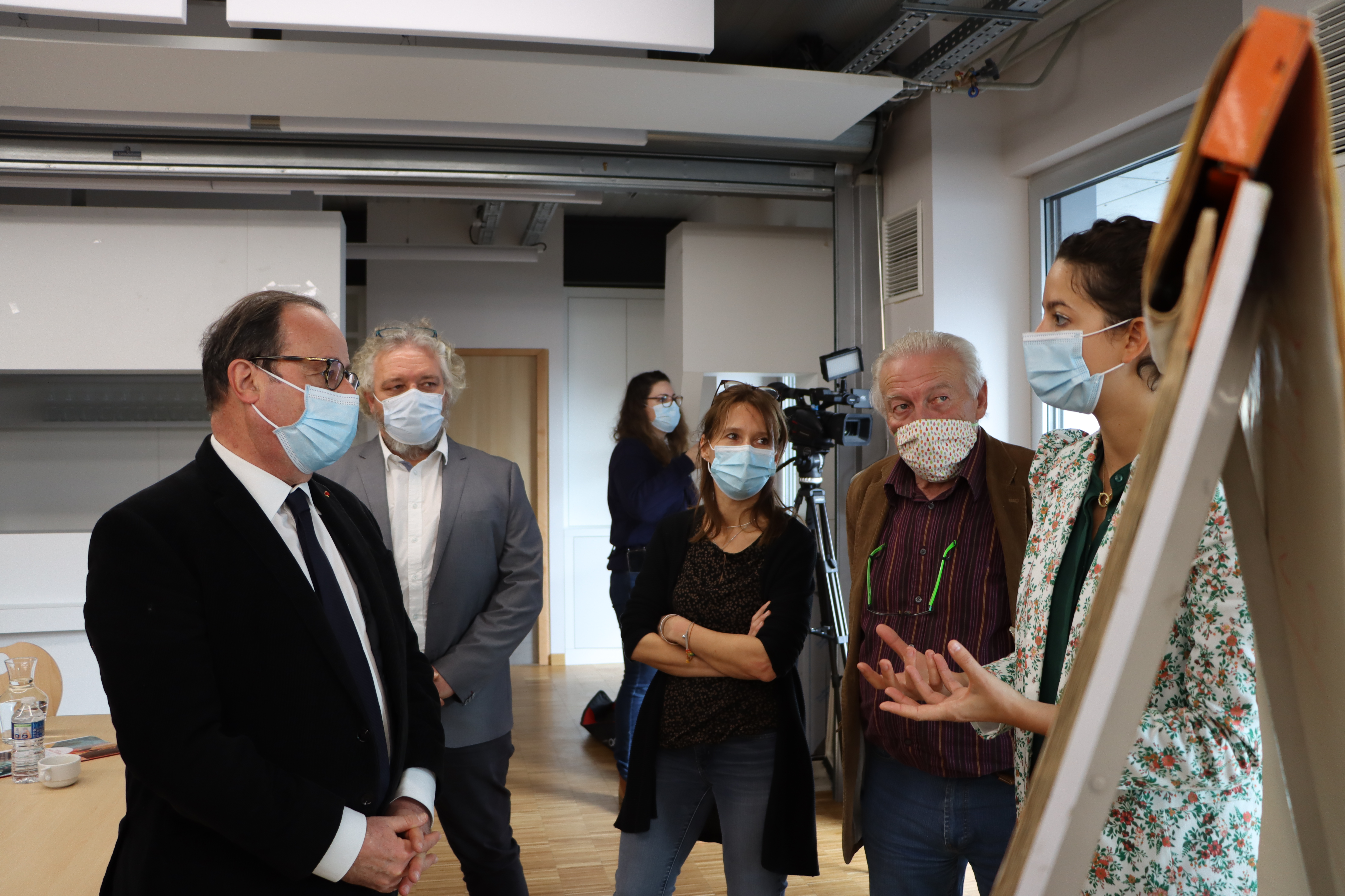 Photo de François Hollande échangeant avec des Activ'Acteurs et partenaires lors de sa visite au centre social et familial Victor Hugo