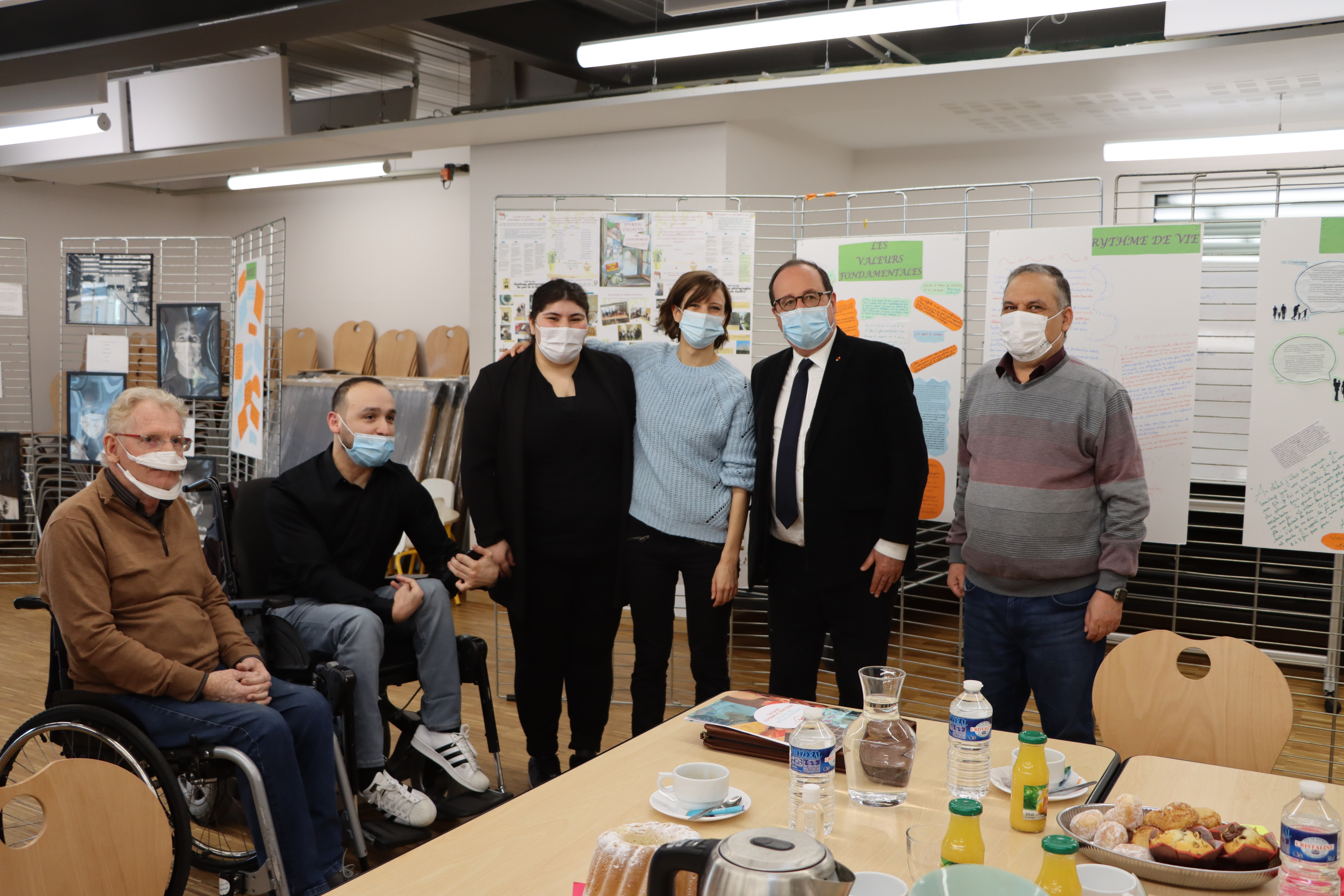 Photo d'Activ'Acteurs avec François Hollande lors de sa visite au Centre Social et Familial Victor Hugo