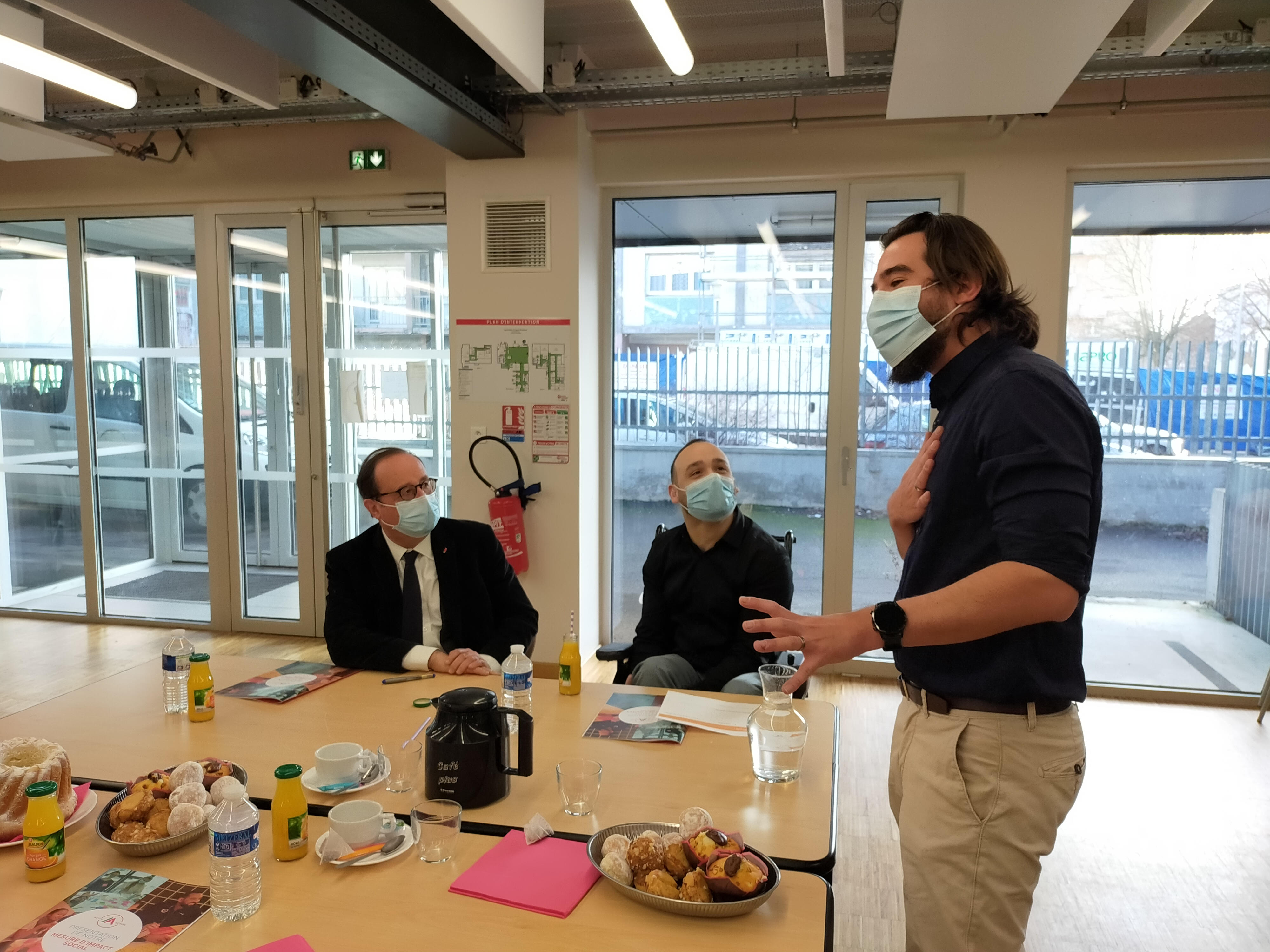 Photo de François Hollande avec des partenaires et Activ'Acteurs en train d'expérimenter un atelier lors de sa visite au centre social et familial Victor Hugo