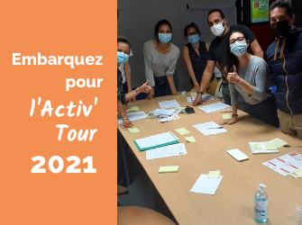 Photo avec texte sur fond orange à gauche : "Embarquez pour l'Activ'Tour 2021" et photo à droite avec des personnes lors d'un atelier Activ'Action