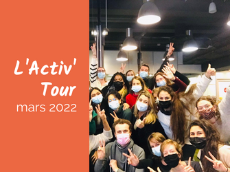Photo avec texte sur fond orange foncé à gauche : "Embarquez pour l'Activ'Tour 2021" et photo à droite avec des personnes lors d'un atelier Activ'Action